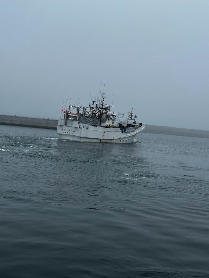 航行中の漁船
