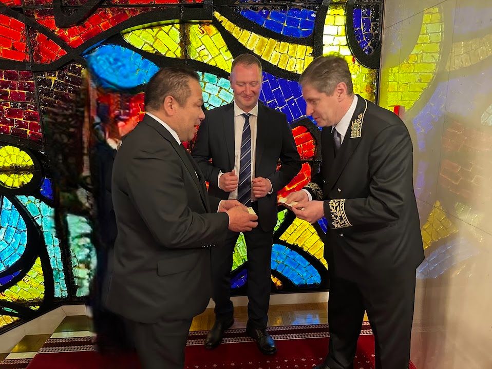 ロシア大使との握手